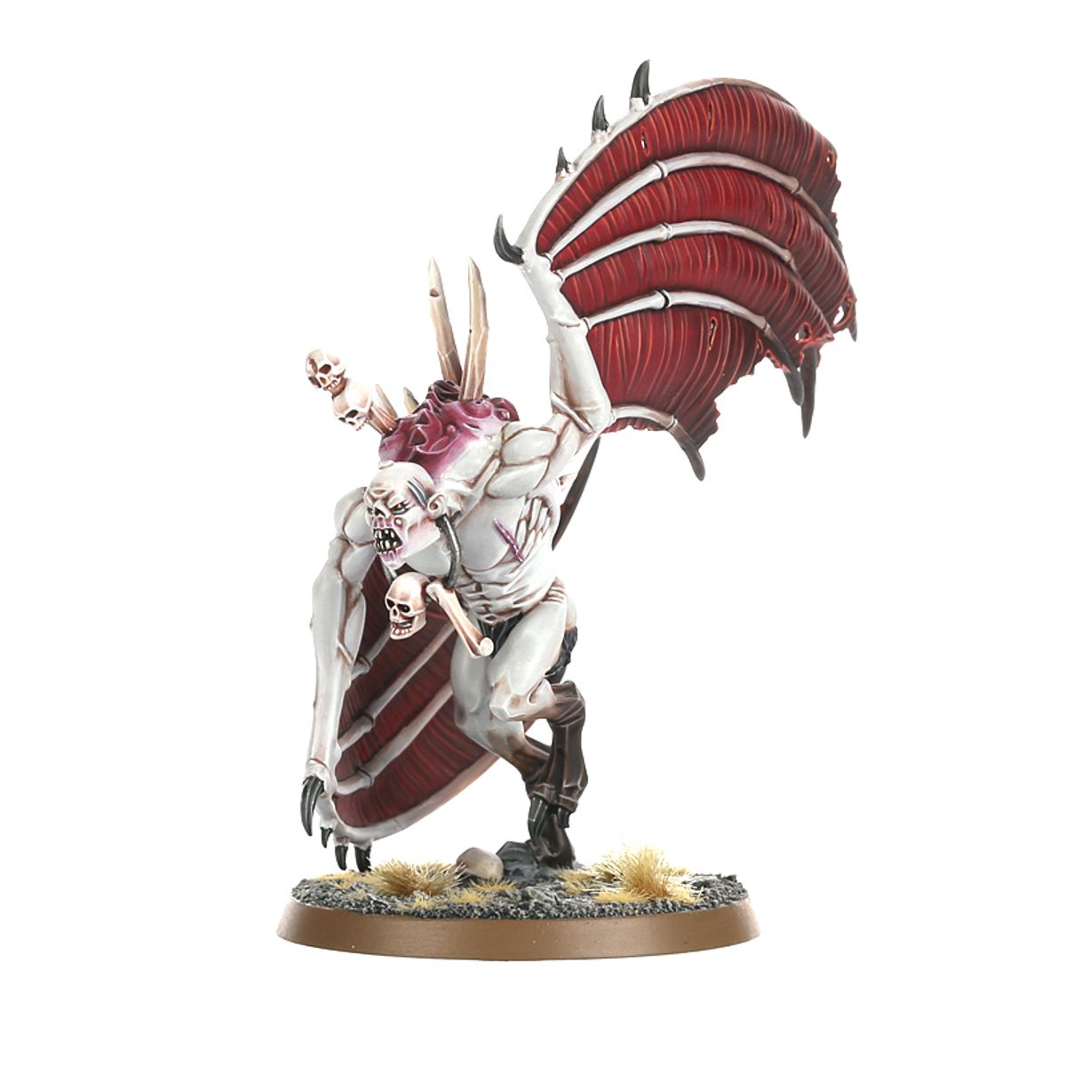 Crypt Flayer Infernal Courtier - biały ghul z fioletowym grzebieniem i czaszkami na kościanych sztyletach, bordowe skrzydło uniesione z czarnymi szponami, dynamiczna poza ataku - Warhammer Age of Sigmar
