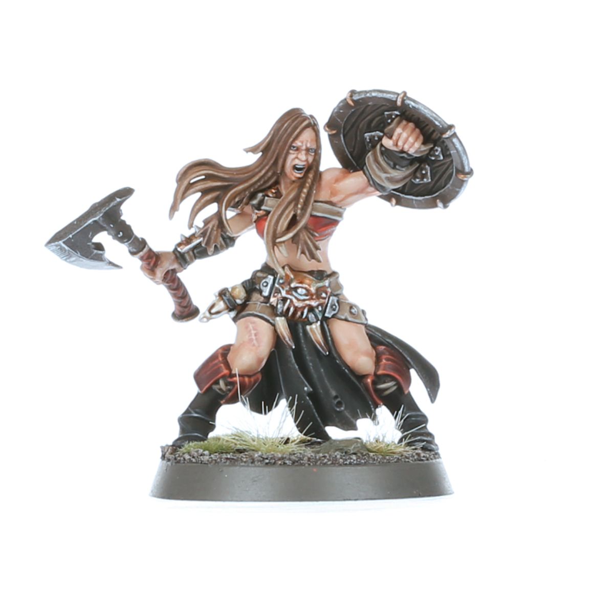Darkoath Marauder wojowniczka - kobieta z długimi brązowymi włosami w skórzanym stroju z czerwonymi detalami, trzyma ciężką siekierę i okrągłą metalową tarczę z ćwiekami, dynamiczna poza ataku - Warhammer Age of Sigmar
