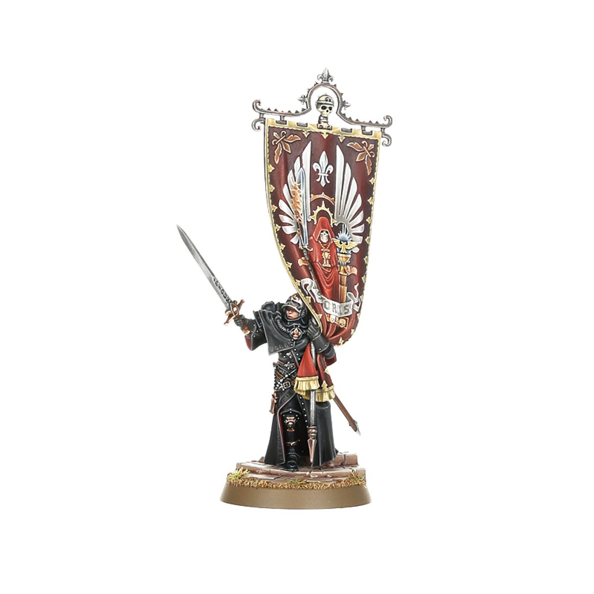 Aestred Thurga Reliquant at Arms - czarna zbroja miecz uniesiony w prawej ręce czerwono-bordowy sztandar Auto-Tapestry z fleur-de-lis i skrzydłami srebrna czaszka na szczycie brązowa podstawka Warhammer 40K