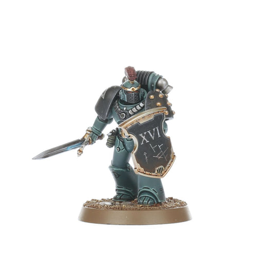 MKVI Legion Command Squad Chosen Warrior Sons of Horus XVI - ciemnozielona zbroja MKVI czerwony grzebień na hełmie złota przyłbica power sword z niebieskim ostrzem czarny combat shield z napisem XVI i zarysowaniami Horus Heresy