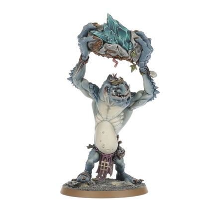 Rockgut Troggoth - model trogga unoszącego głaz z turkusowymi kryształami nad głową - Warhammer Age of Sigmar