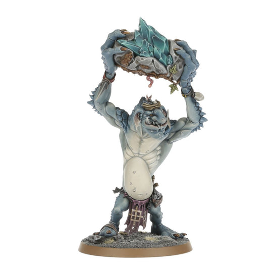 Rockgut Troggoth - model trogga unoszącego głaz z turkusowymi kryształami nad głową - Warhammer Age of Sigmar