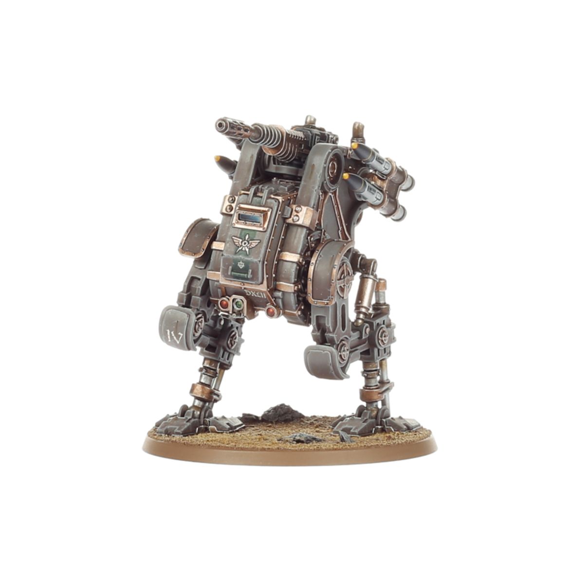 Aethon Heavy Sentinel - widok z tyłu szaro-brązowy z brązowymi detalami autocannon na górze skierowany w lewo zielony panel z symbolem skrzydlatej strzały i napisem DXCII cyfra IV na nodze Solar Auxilia Horus Heresy