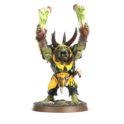 Orruk Warchanter - widok z przodu z uniesionymi Gorkstikk i Morkstikk Ironjawz