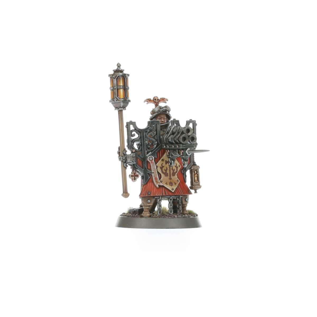 Freeguild Fusilier latarnik - żołnierz Cities of Sigmar w srebrnym hełmie z czarnym pióropuszem i miedzianą czaszką, trzyma złotą latarnię na drzewcu i fusil-cannon z bagnetem, czerwony płaszcz ze złotym symbolem na tarczy - Warhammer Age of Sigmar