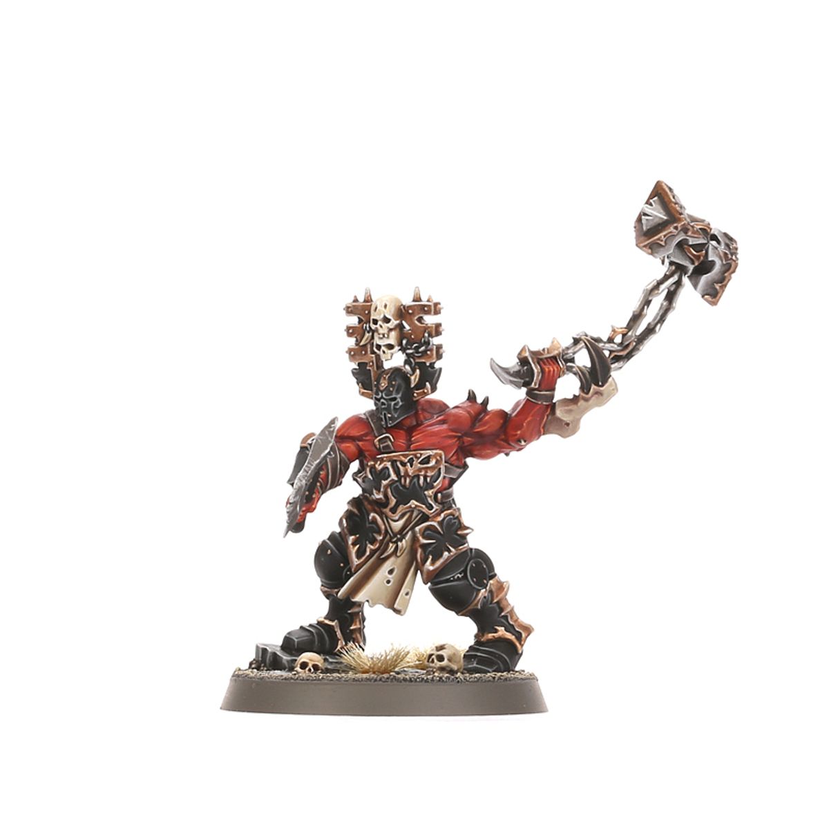 Wrathmonger z wrath-flail - wojownik Khorne w czerwonej zbroi z kościaną głową z kolcami i czaszkami, unoszący łańcuch z diamentową głowicą, beżowy płaszcz - Warhammer Age of Sigmar