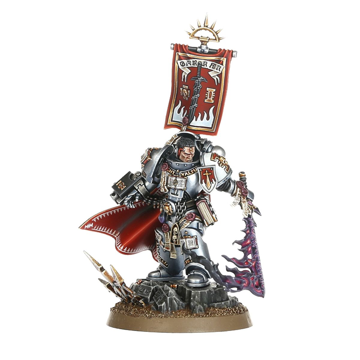 Castellan Crowe Grey Knights - widok z przodu szara zbroja power armour Black Blade of Antwyr fioletowo-różowy w prawej ręce bordowy sztandar "Garran" złoty słońce na szczycie czerwony płaszcz brązowa podstawka Warhammer 40K