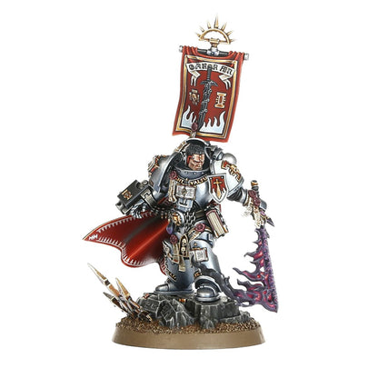 Castellan Crowe Grey Knights - widok z przodu szara zbroja power armour Black Blade of Antwyr fioletowo-różowy w prawej ręce bordowy sztandar "Garran" złoty słońce na szczycie czerwony płaszcz brązowa podstawka Warhammer 40K