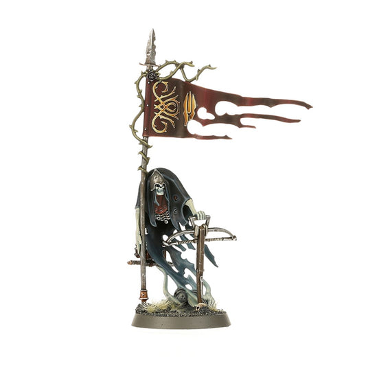 Craventhrone Guard Spectral Standard Bearer - Nighthaunt w czarnym płaszczu trzymający wysokie drzewce z postrzępioną ciemnoczerwoną flagą z złotym ornamentem i trójzębem, kościana twarz z hełmem, soulhunter crossbow przy boku - Warhammer Age of Sigmar
