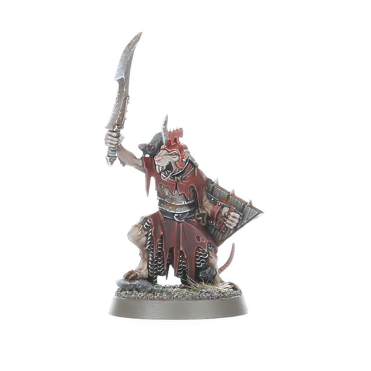 Clanrat Champion Verminus - szczur w czerwonej szacie z otwartą paszczą unoszący zakrzywiony miecz, brązowa tarcza z kolcami przy boku - Warhammer Age of Sigmar