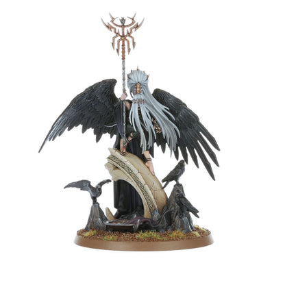 Krethusa the Croneseer widok z przodu - aelfka w czarnych szatach z siwymi włosami i rozpostartymi czarnymi skrzydłami, trzyma wysoki Staff of Morai-Heg, siedzi na złamanej tablicy z celtyckim wzorem, dwa czarne kruki przy podstawce - Warhammer Age of Sigmar