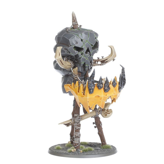 Bossrokk Tower wariant Ironjawz - widok z lewej z szarą czaszką żółtymi płomieniami złotymi kłami i drewnianymi nogami