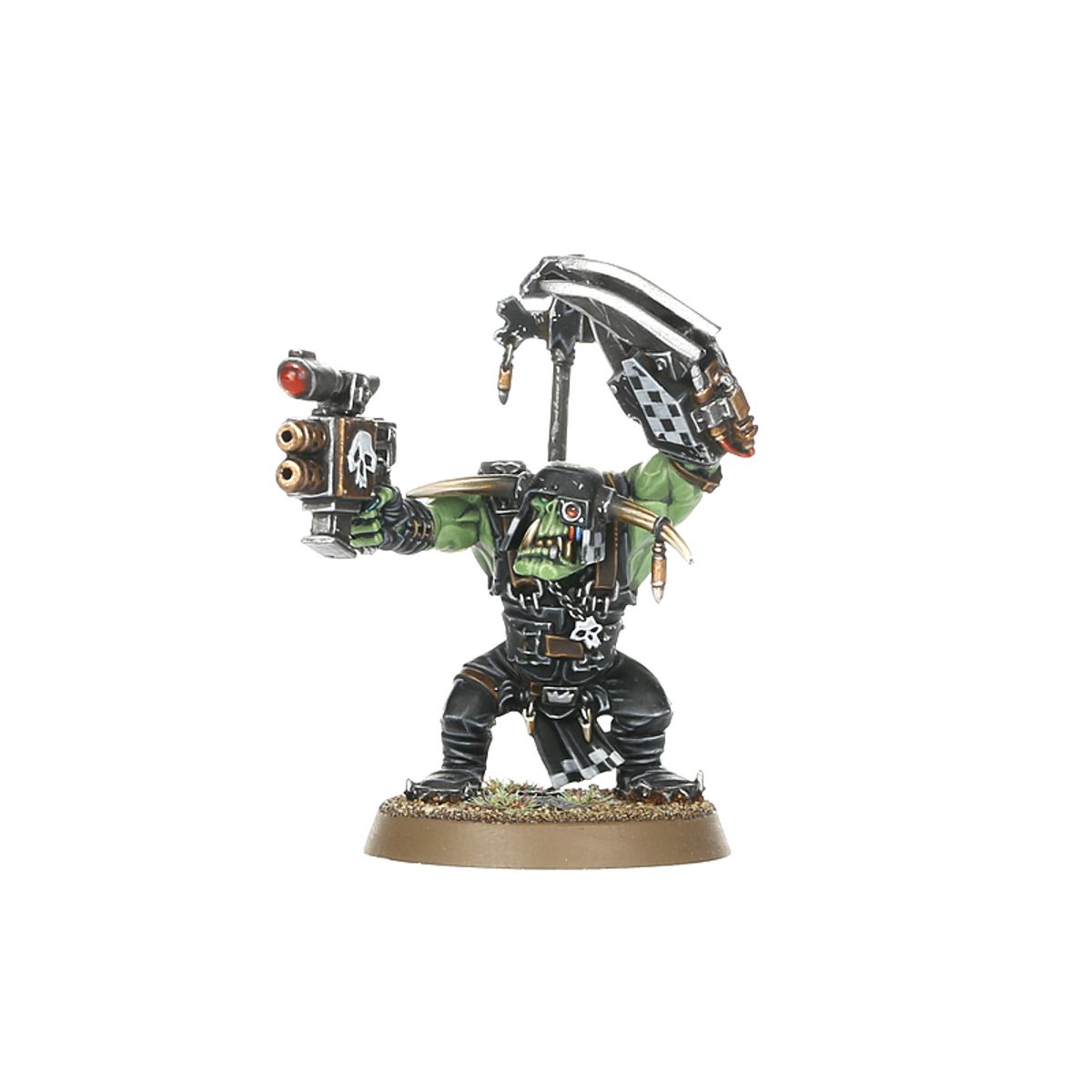  Ork Nob - zielona skóra czarny kombinezon slugga z czerwonym okiem szachownica power klaw uniesiony brązowa podstawka Warhammer 40000