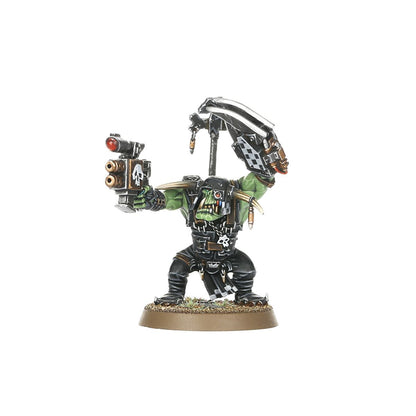 Ork Nob - zielona skóra czarny kombinezon slugga z czerwonym okiem szachownica power klaw uniesiony brązowa podstawka Warhammer 40000