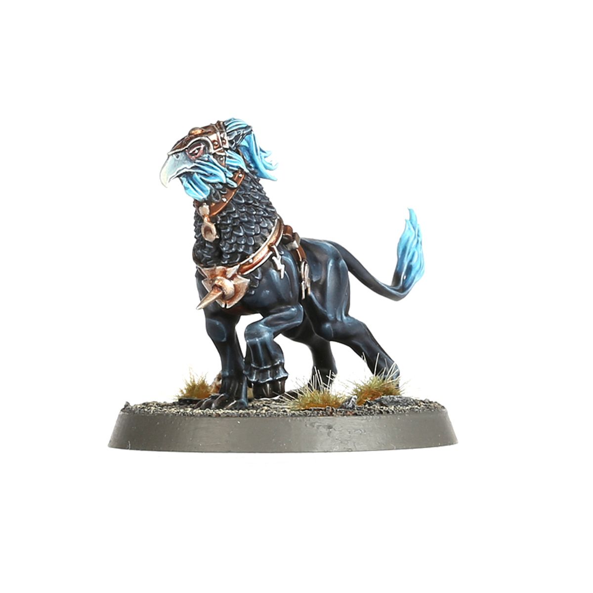 Gryph-hound czarny - detal: czarny gryf-pies z niebieską grzywą i turkusowym ogonem w pozycji stojącej, brązowe skórzane szelki z metalową ozdobą i sztyletami, okrągła podstawka z trawą i czaszką - Warhammer Age of Sigmar