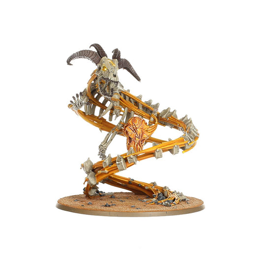 Krondspine Incarnate of Ghur - widok z lewej szkielet kozła z rogami złoto-pomarańczowe żebra spiralne czaszka kozła żółte oczy pomarańczowy amberbone w centrum piaskowa podstawka Age of Sigmar