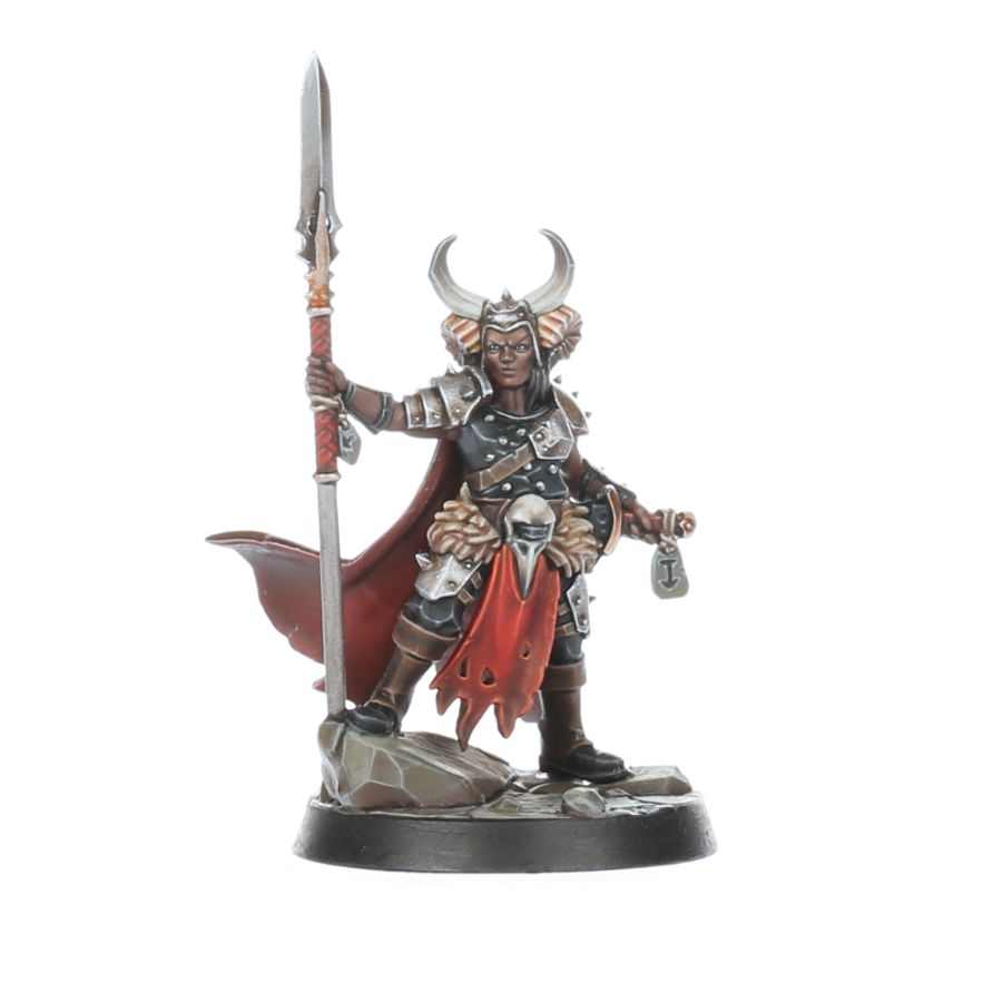 Warqueen Tanari - ciemnoskóra kobieta czarny pancerz z rogami czerwona peleryna włócznia ze srebrnym grotem maska ptaka i amulet Brand's Oathbound Darkoath