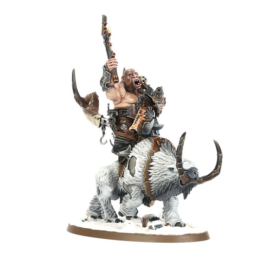 Mournfang Pack lider - łysy Ogor z otwartą paszczą unoszący maczugę z kolcami w górę, jedzie na białym Mournfangu z czarnymi rogami i szarym futrem, śnieżna podstawka - Warhammer Age of Sigmar