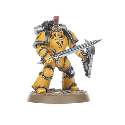 MKIII Legion Command Squad Chosen Warrior Imperial Fists - żółta zbroja MKIII otwarta głowa z bliźną i cybernetycznym okiem power sword czarny combat shield z symbolem pięści i napisem VII Horus Heresy