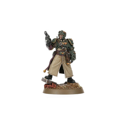 Cadian Castellan Astra Militarum - zielona zbroja hełm z goglami plasma pistol uniesiony w prawej ręce kremowy płaszcz złoty orzeł na piersi brązowa podstawka Warhammer 40K