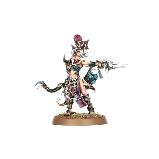 Blissbarb Archer High Tempter - modelka Slaanesh z trójzębną bronią i torbą z piórami pawia w czarno-złotej zbroi z fioletową szatą - Warhammer Age of Sigmar