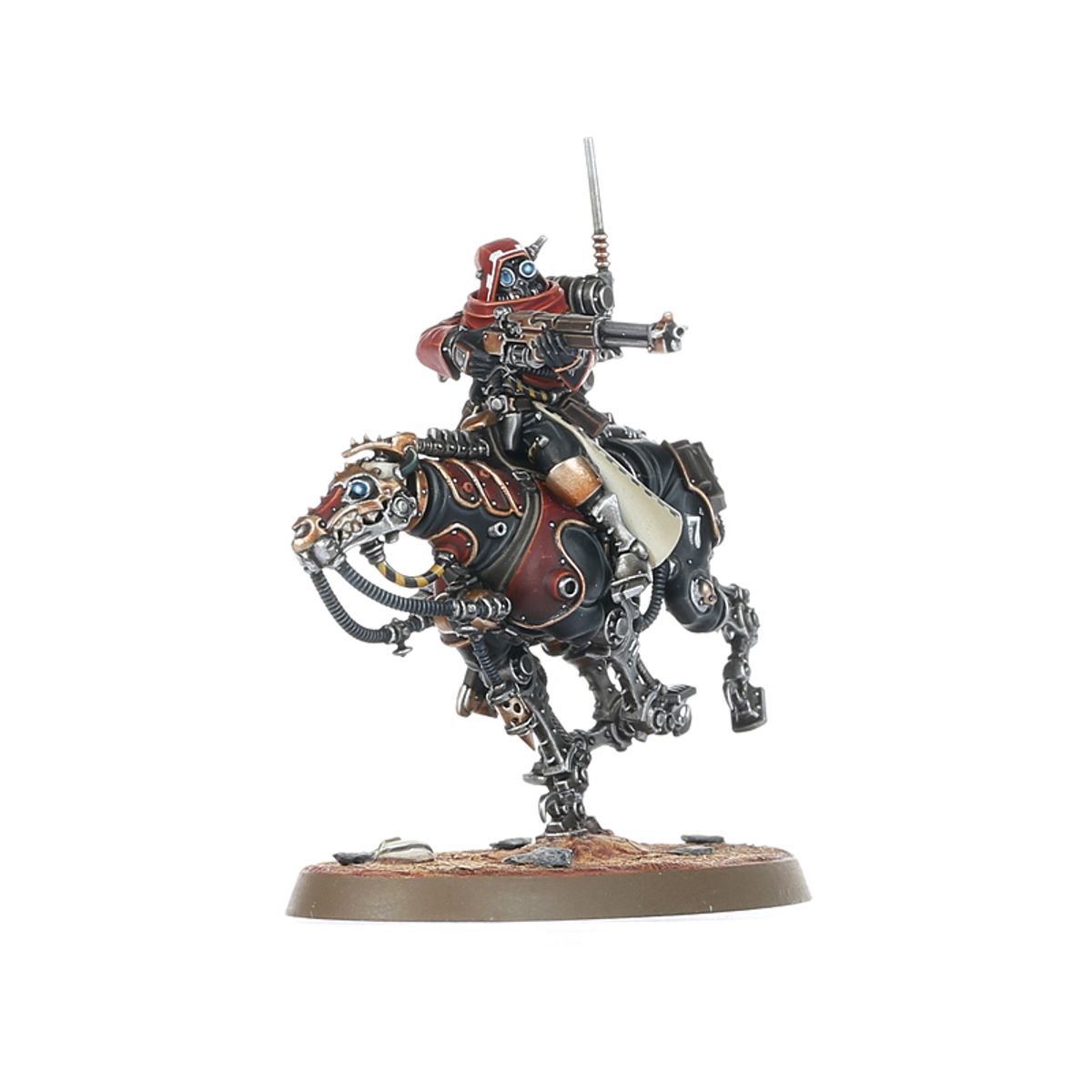 Serberys Raider Adeptus Mechanicus - widok z lewej strony jeździec w czerwonej chuście i czarno-brązowej zbroi z galvanic carbine skierowanym poziomo w prawej ręce mechaniczny quadruped czarno-bordowy uniesiony na tylnych łapach turkusowe oko żółto-czarne kable na szyi brązowa owalna podstawka Warhammer 40000