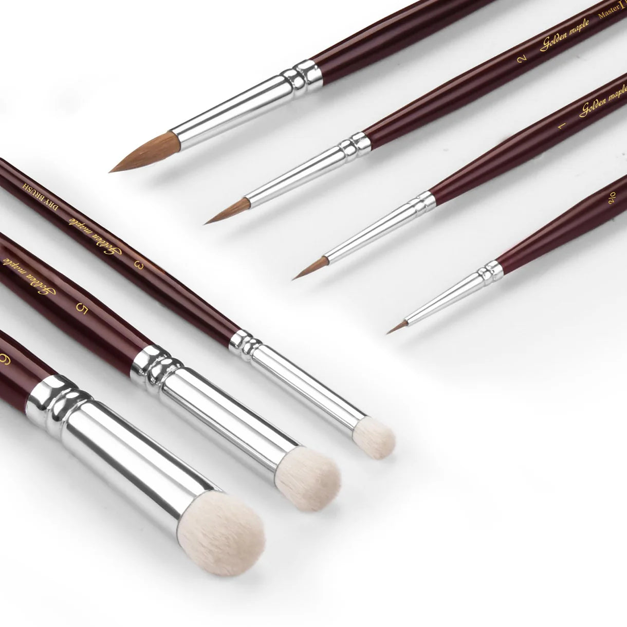 7 pędzli Golden Maple K-Series rozłożonych na białym tle – 4 pędzle Kolinsky Sable i 3 pędzle do dry brushingu z włosia koziego

