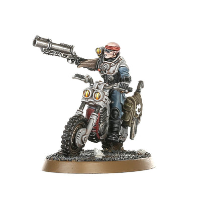 Atalan Jackal Genestealer Cults - widok z lewej strony jeździec kobieta z czerwoną chustą i żółtym sensorem na głowie w szaro-niebieskim kombinezonie shotgun srebrny z czarną lufą skierowany poziomo w lewej ręce szaro-bordowy dirtcycle z żółtymi reflektorami i brązową torbą po prawej stronie brązowa owalna podstawka z żwirem Warhammer 40000