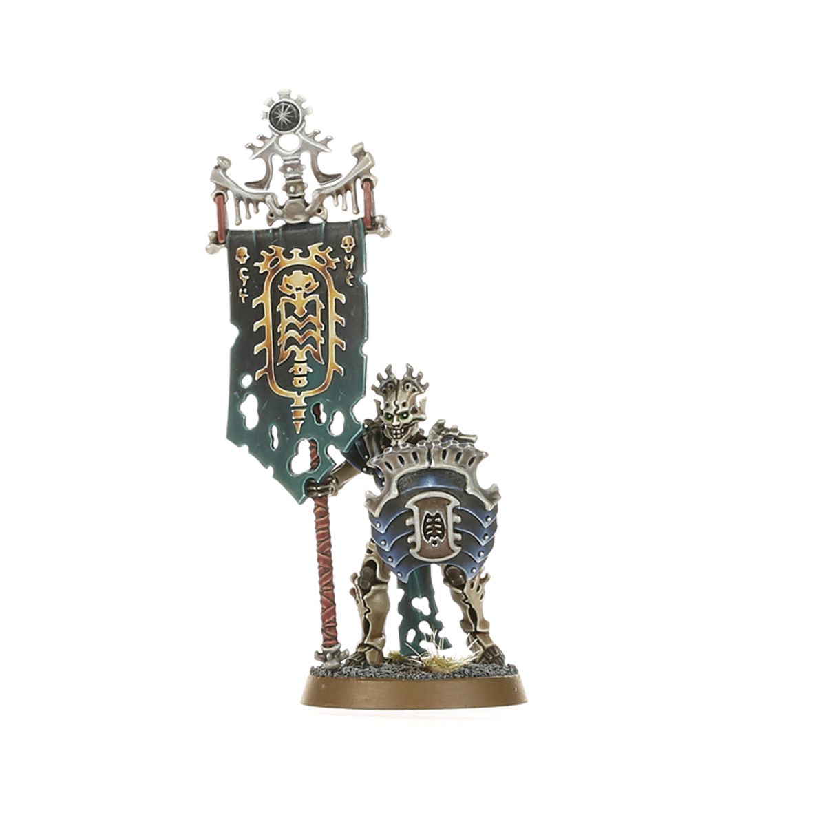 Mortek Guard Necrophoros - szkieletowy chorąży z kolczastym hełmem trzymający zieloną chorągiew z symbolem Nagasha i złotą czaszką, tarcza z symbolem Ossiarch - Warhammer Age of Sigmar