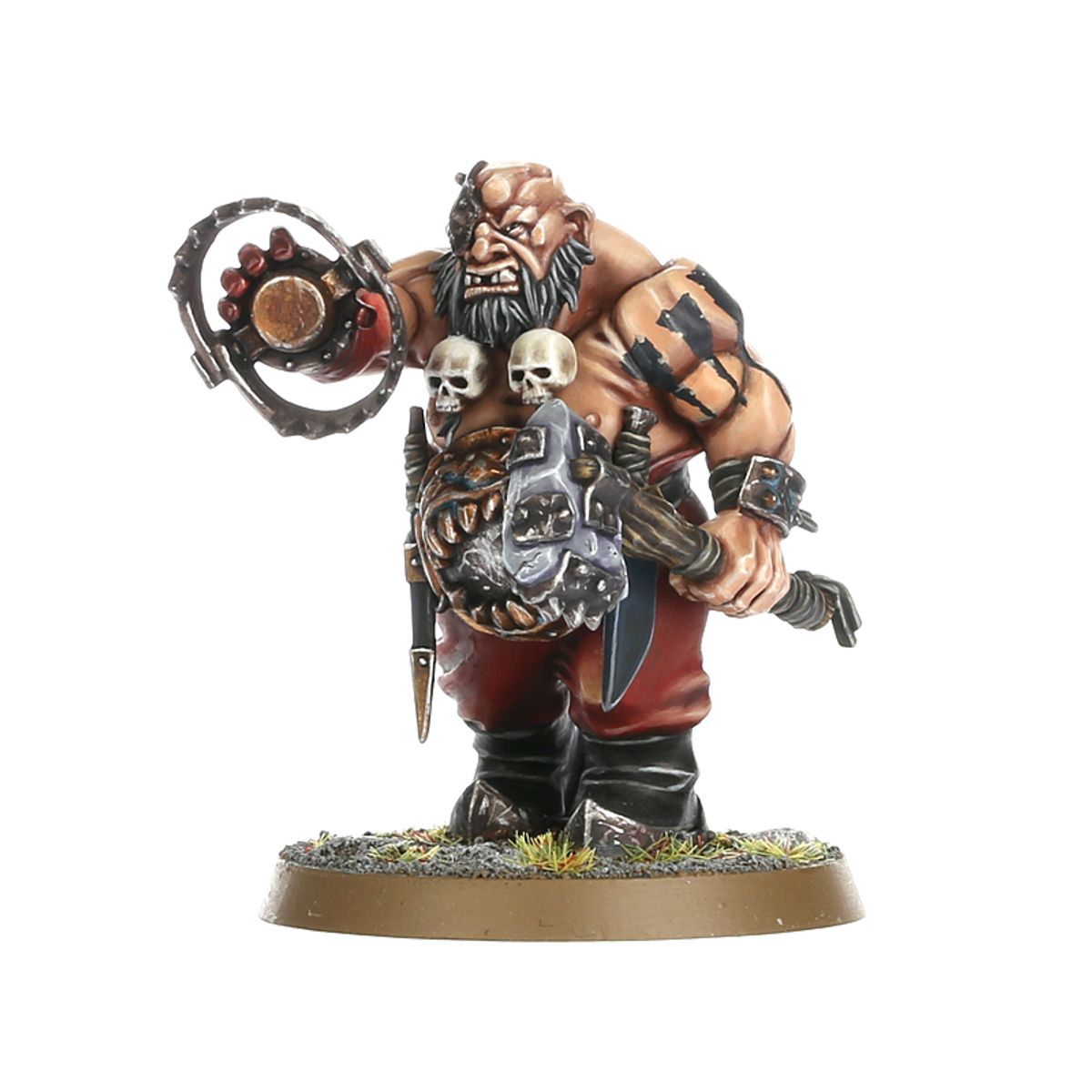 Ogor Gluttons Crusher - masywny ogor z brodą i tatuażami w czerwonych spodniach trzymający duże metalowe koło zębate z czerwonymi kulami, przy pasie dwie czaszki i nóż, okrągła tarcza z symbolem słońca, owalna podstawka z trawą - Warhammer Age of Sigmar