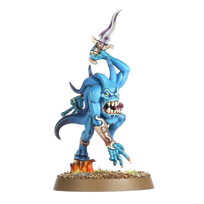 Blue Horror Iridescent - niebieski demon Tzeentcha unoszący zakrzywiony róg z fioletowym ostrzem, otwarta paszcza z kłami, płomień u stóp - Warhammer Age of Sigmar
