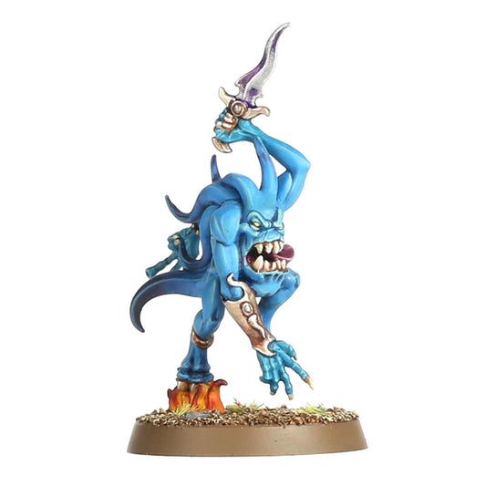 Blue Horror Iridescent - niebieski demon Tzeentcha unoszący zakrzywiony róg z fioletowym ostrzem, otwarta paszcza z kłami, płomień u stóp - Warhammer Age of Sigmar