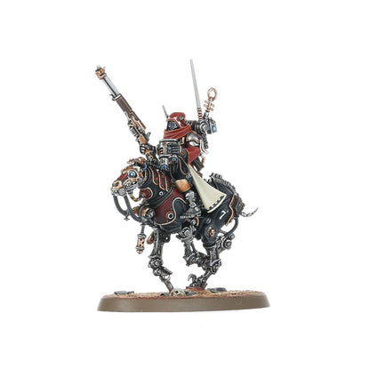 Serberys Raider Alpha Adeptus Mechanicus - widok z lewej strony jeździec w czerwonej chuście i czarno-brązowej zbroi z galvanic carbine uniesionym pionowo w prawej ręce i cavalry sabre srebrnym z pierścieniem na końcu w lewej ręce mechaniczny quadruped czarno-bordowy uniesiony na tylnych łapach cyfra 7 na boku turkusowe oko brązowa owalna podstawka Warhammer 40000