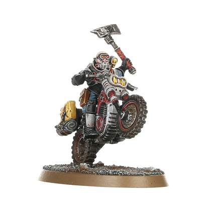 Atalan Jackal Genestealer Cults - widok z lewej strony jeździec łysy z goglami i czarną maską w szarej zbroi szaro-bordowy dirtcycle na tylnym kole wheelie siekiera srebrna z czerwoną rękojeścią uniesiona w prawej ręce żółta skrzynka i brązowy kanister na tyle motocykla brązowa owalna podstawka z żwirem Warhammer 40000