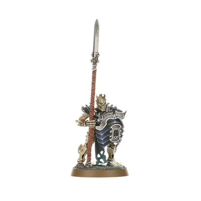 Mortek Guard z nadirite spear - szkieletowy wojownik z kolczastym hełmem trzymający długą włócznię nadirite i tarczę z symbolem Ossiarch - Warhammer Age of Sigmar