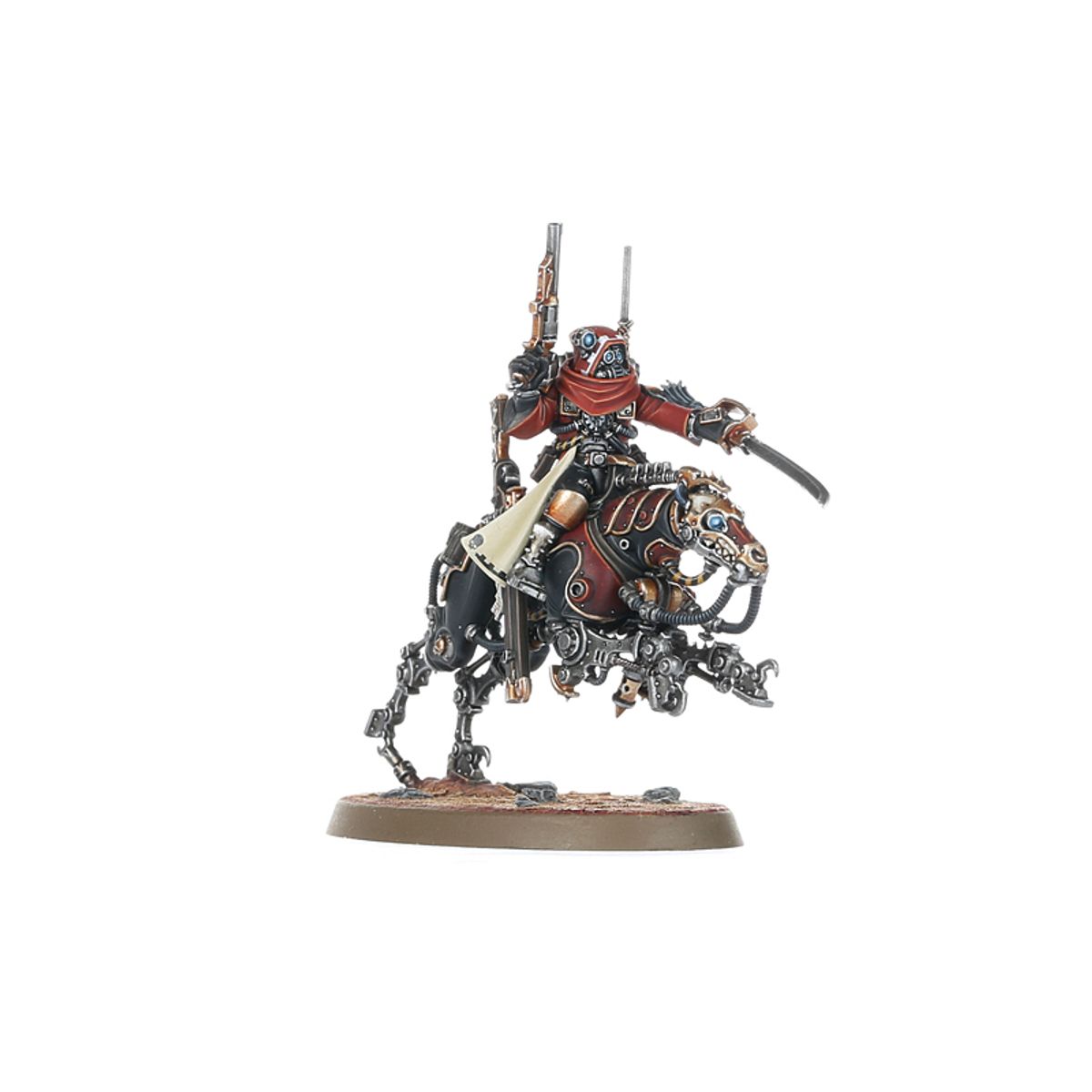Serberys Raider Adeptus Mechanicus - widok z lewej strony jeździec w czerwonej chuście i czarno-brązowej zbroi z cavalry sabre srebrnym uniesionym pionowo w prawej ręce galvanic carbine w lewej ręce skierowany w górę mechaniczny quadruped czarno-brązowy z turkusowym okiem i żółto-czarnymi kablami brązowa owalna podstawka Warhammer 40000