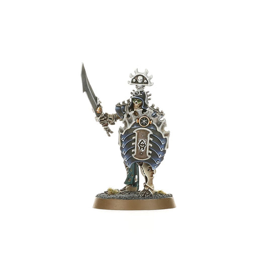 Mortek Guard Mortrek Hekatos - szkieletowy dowódca z kolczastym hełmem z czaszką unoszący nadirite blade i trzymający okrągłą tarczę z symbolem Ossiarch - Warhammer Age of Sigmar