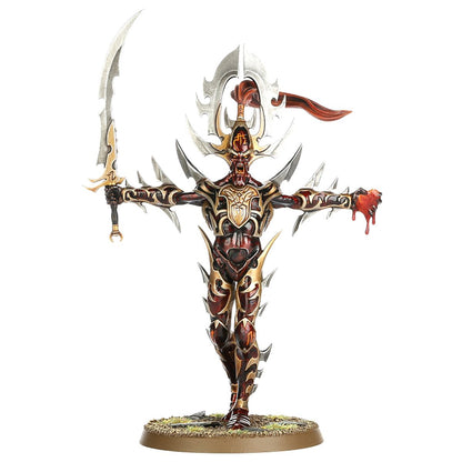 Slaughter Queen Daughters of Khaine - ciemnoczerwona zbroja złote detale miecz uniesiony w lewej ręce ikona Khaine'a na plecach owalna podstawka Age of Sigmar