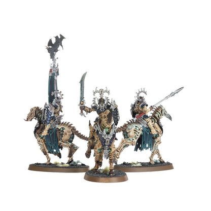 Kavalos Deathriders - 3 modele: Mortrek Hekatos z mieczem nadirite i koroną czaszek, Necrophoros z chorągwią z krukiem, Deathrider z włócznią nadirite - Warhammer Age of Sigmar