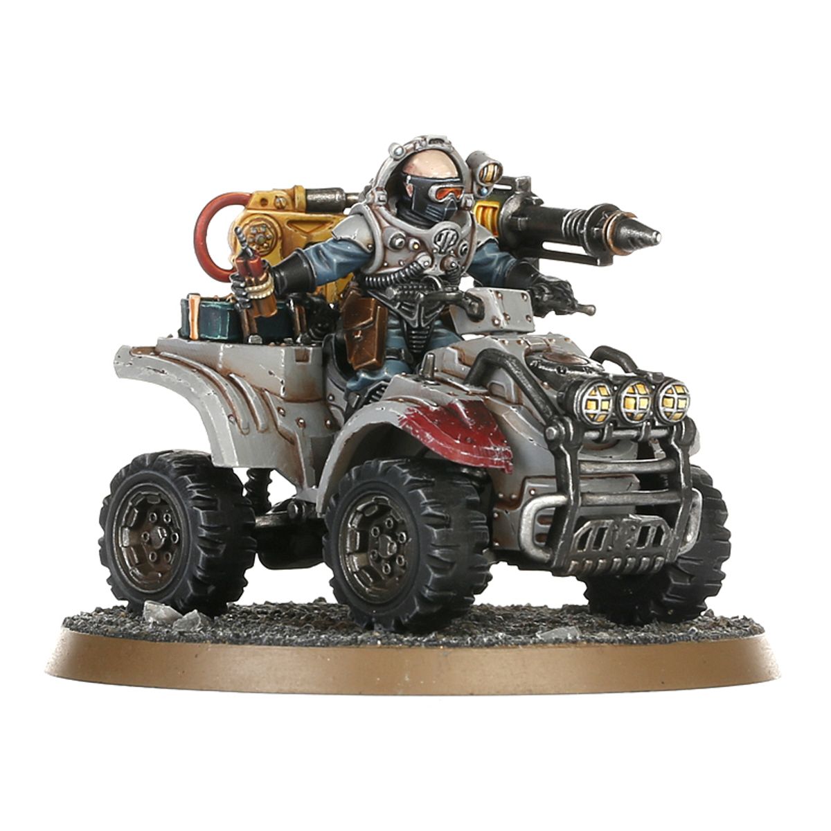 Atalan Jackal Wolfquad Genestealer Cults - widok z przodu szaro-bordowy czterokołowy Wolfquad z żółtymi reflektorami i czarną kratką wentylacyjną; jeździec łysy w szarej zbroi z czarną maską i goglami mining laser żółto-szary z czerwonym wężem i czarną lufą skierowany w prawo; brązowa skórzana torba i niebieska skrzynka na tyle pojazdu brązowa owalna podstawka z żwirem Warhammer 40000