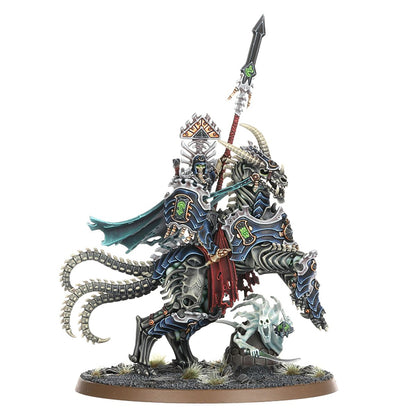 Arch-Kavalos Zandtos - widok z boku na model jeźdźca na szkieletowym koniu z włócznią i duchem pod kopytami - Warhammer Age of Sigmar
