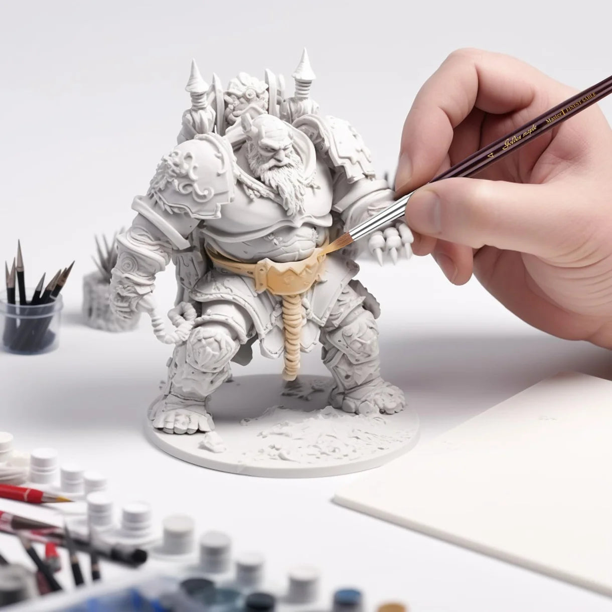 Malowanie dużej figurki fantasy pędzlem Kolinsky Sable Golden Maple – precyzyjne detale na modelu wojownika, farby i pędzle w tle
