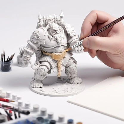 Malowanie dużej figurki fantasy pędzlem Kolinsky Sable Golden Maple – precyzyjne detale na modelu wojownika, farby i pędzle w tle

