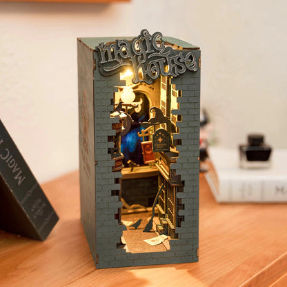 Magiczny Dom RDS005e - Book Nook DIY na biurku między książkami bokeh tło - Värvikas


