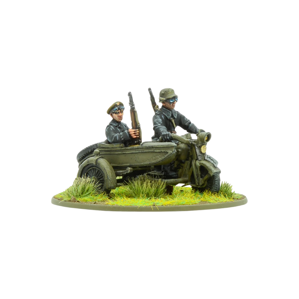 10. Brygada Kawalerii Zmotoryzowanej – motocykl z koszem i dwoma żołnierzami w czarnych kurtkach, widok z lewej strony, model 28mm Bolt Action Warlord Games 403017618
