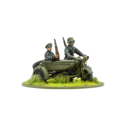 10. Brygada Kawalerii Zmotoryzowanej – motocykl z koszem i dwoma żołnierzami w czarnych kurtkach, widok z lewej strony, model 28mm Bolt Action Warlord Games 403017618
