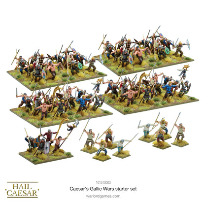 Caesar's Gallic Wars Starter Set 101510003 – 80 plastikowych figurek Galów z włóczniami, mieczami i tarczami w kolorowych strojach w klatkach i paskach, widok z góry, 28mm Hail Caesar Warlord Games
