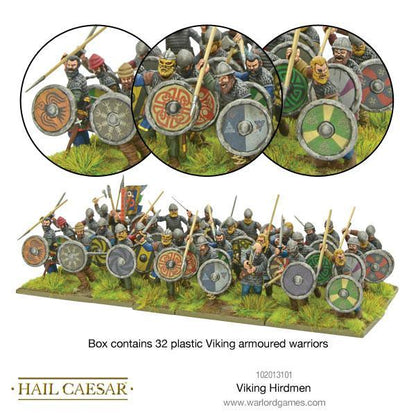 Viking Hirdmen 102013101 – 32 pomalowane plastikowe figurki wikińskich hirdmenów z włóczniami, mieczami i okrągłymi tarczami z nordyckimi wzorami, widok z przodu pod kątem z chorążym z kolorową flagą, 28mm Hail Caesar Warlord Games
