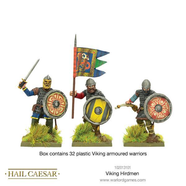 Viking Hirdmen 102013101 – trzy pomalowane figurki dowództwa: wojownik z mieczem i tarczą z nordyckim wzorem, chorąży z kolorową flagą i wojownik z siekierą, kolczugi i hełmy normandzkie, 28mm Hail Caesar Warlord Games
