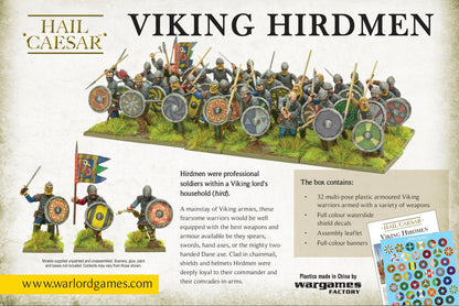 Tył pudełka Viking Hirdmen 102013101 – Hail Caesar, opis zawartości zestawu z ilustracją 32 figurek hirdmenów, arkuszem naklejek wodnych i kolorowych flag, dane producenta Warlord Games / Wargames Factory
